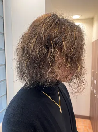 ミディアム パーマ メンズ ナチュラル暖色カラー 🤎 佐藤栞のヘアスタイル