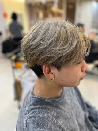 ショート カラー メンズ Lamp 柏 山口 か乃 ブリーチカラーのヘアスタイル