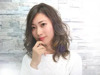 ミディアム カラー パーマ ヘアアレンジ ネイル ハイトーン Arphyのヘアスタイル