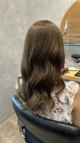 ロング カラー 萩原 あんのヘアスタイル