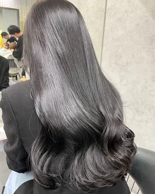 カラー 花井輝 ボブ/センターパートのヘアスタイル