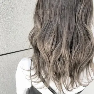 カラー Eliss 堀江のヘアスタイル