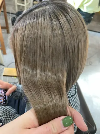ミディアム カラー クワハラ イオリのヘアスタイル
