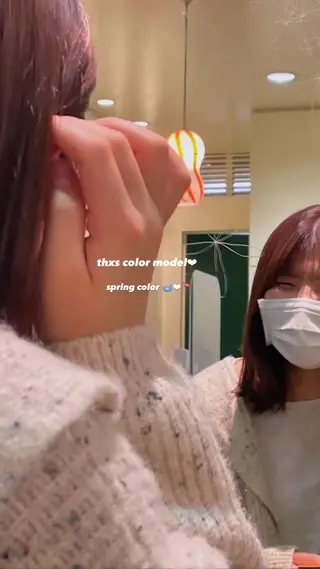 ミディアム カラー 丸山 愛万音のヘアスタイル