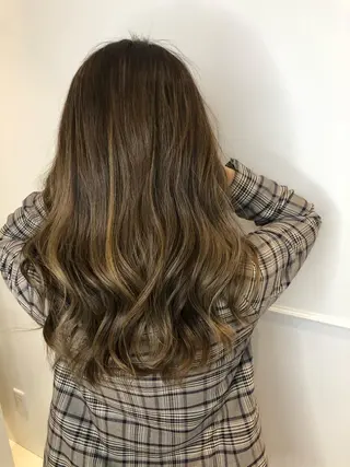 セミロング ブリーチ無し白髪ぼか し/艶髪/津嘉山のヘアスタイル