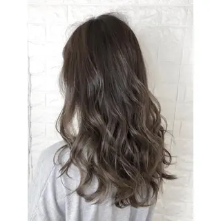 セミロング カラー KIZU 髪質改善 怪談を語る美容師のヘアスタイル