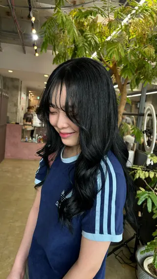 ロング カラー 愛加パーマ・レイヤー ・ピンクカラーのヘアスタイル