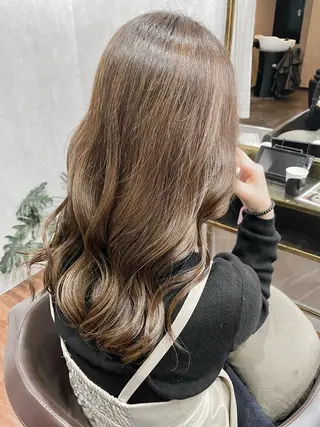 セミロング カラー 井本翔太.髪質改善. ベージュ.グレージュのヘアスタイル
