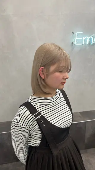 ショート れむ/ブロンド ブリーチカラーのヘアスタイル