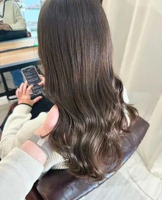 セミロング 金気 真央のヘアスタイル