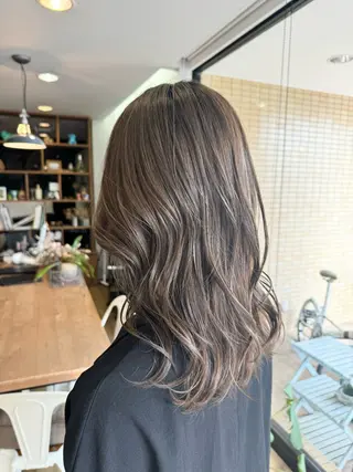 ロング カラー ツキダテ ユイのヘアスタイル