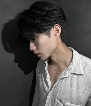 ショート メンズ excia渋谷所属・曲がる縮毛矯正 センターパート/翼のヘアスタイル