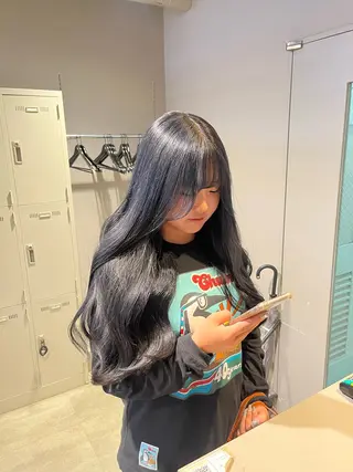 セミロング 寒色＆ブリーチ特化 寒色MiOのヘアスタイル