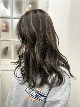 セミロング 白いハイライト🤍 タナカリョウスケのヘアスタイル