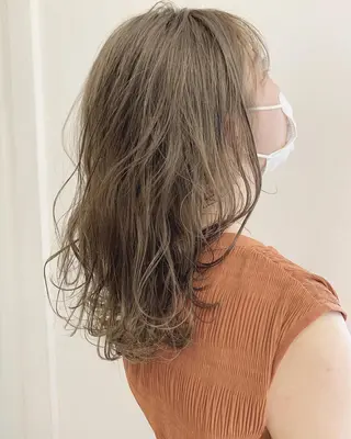 セミロング カラー マツエク・マツパ ハイトーン&暗髪🔥 表参道二刀流マエダのヘアスタイル