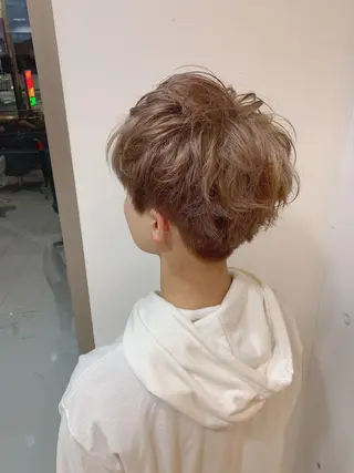 ショート カラー パーマ 白髪ぼかしハイライト 柳川拓哉のヘアスタイル