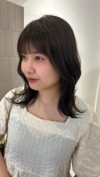 ミディアム カラー オリーブベージュ/ ブリーチなし透明感のヘアスタイル