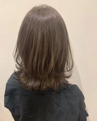 ミディアム 石田 優菜のヘアスタイル