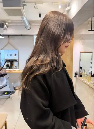 ロング カラー ミルクティー× グレージュMOMOのヘアスタイル