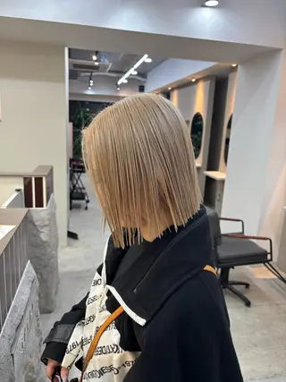 ショート カラー 渡 汐音のヘアスタイル