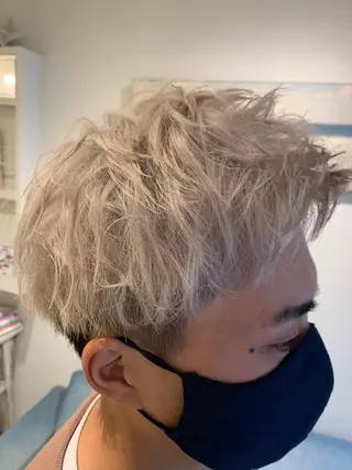 ショート メンズ 渋谷ハイトーン/ デザインカラー阿部のヘアスタイル