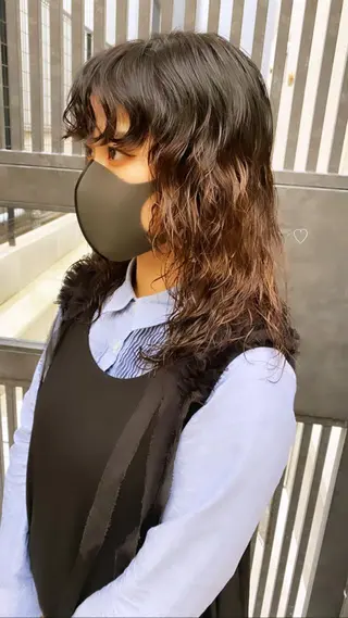 セミロング ウルフカット／吉村 桃子のヘアスタイル