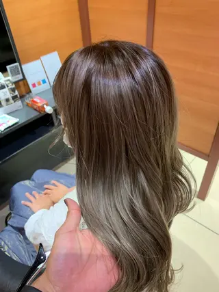 カラー Merly Osakaのヘアスタイル