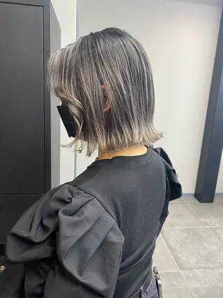 ミディアム maco 艶感ハイトーン🦋のヘアスタイル