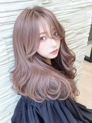 セミロング カラー 赤みなしオリーブ ハイトーン×レイヤーのヘアスタイル