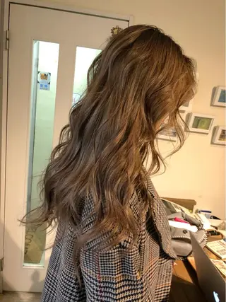 ロング 韓国レイヤー外国人風 透明感カラー髪質改善のヘアスタイル
