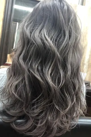 カラー ＦＵＮＩＣ ファニックのヘアスタイル