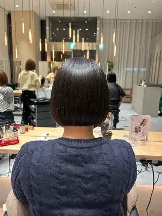 ショート yoko/レイヤー /小顔ボブ／艶カラーのヘアスタイル