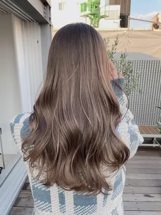 ロング カラー レイヤーカット 透明感カラーのヘアスタイル