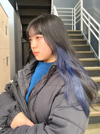 セミロング カラー ヘアアレンジ 青髪特化🩵ブリーチ ハッシュカットのヘアスタイル