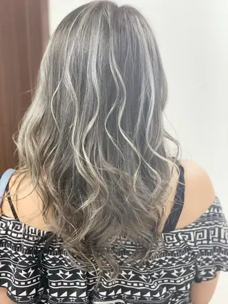 セミロング カラー ヤナ マネージャーのヘアスタイル