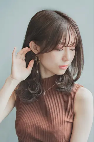 ミディアム カラー Le'a銀座所属・前髪/顔周り /レイヤー/秋山 元のヘアスタイル