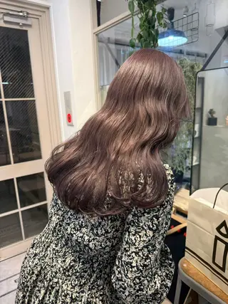 ロング カラー ミルクティー× グレージュMOMOのヘアスタイル