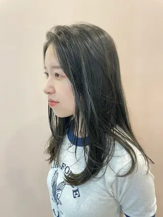 ミディアム カラー しの　ゆきの THE REMMYのヘアスタイル