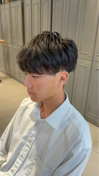 メンズ センターパート/眉毛 メンズカットNEXTのヘアスタイル