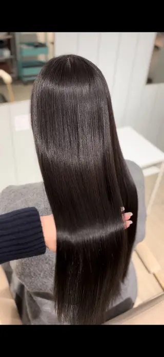 セミロング 縮毛矯正／レイヤー／ 髪質改善／海月のヘアスタイル