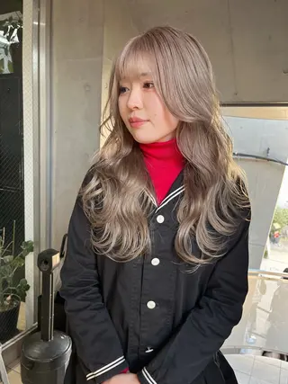 ロング カラー ミルクティーベージュ ブリーチ　清水ひとみのヘアスタイル