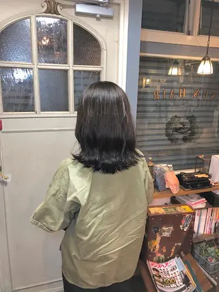 ミディアム ヤスザトアヤノ ／レイヤー／オリーブのヘアスタイル