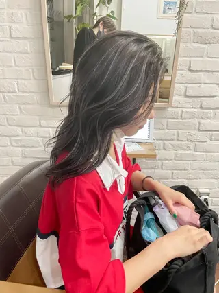 セミロング 白いハイライト🤍 タナカリョウスケのヘアスタイル