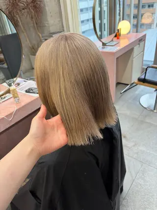 ミディアム 鈴木瑛里／ブロンド ベージュ／男女のヘアスタイル