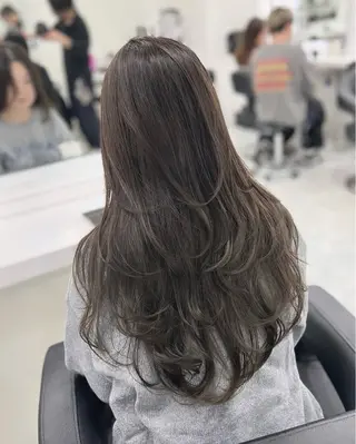 ロング カラー オリーブカラー🫒 レイヤーカット✂︎のヘアスタイル