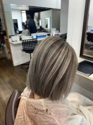 ミディアム apollo 横浜所属・横浜🦋ハイトーン 🫐シャドウルーツのヘアスタイル