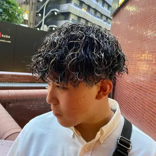 三ノ宮フェザーパーマ 蕃本 啓利のヘアスタイル