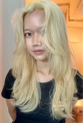 セミロング 🍓ケアブリーチ× レイヤーカット🍓のヘアスタイル