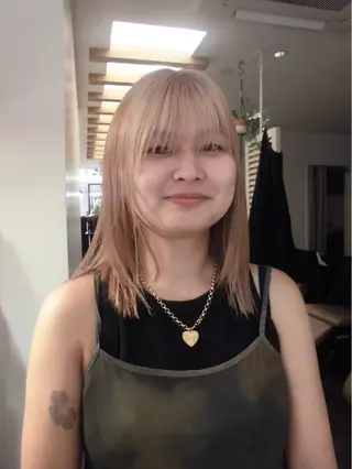 ミディアム カラー リカ/ハイトーン ・オリーブ🍀のヘアスタイル