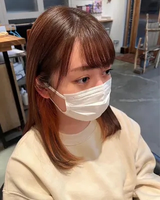 セミロング カラー 三品 早妃のヘアスタイル